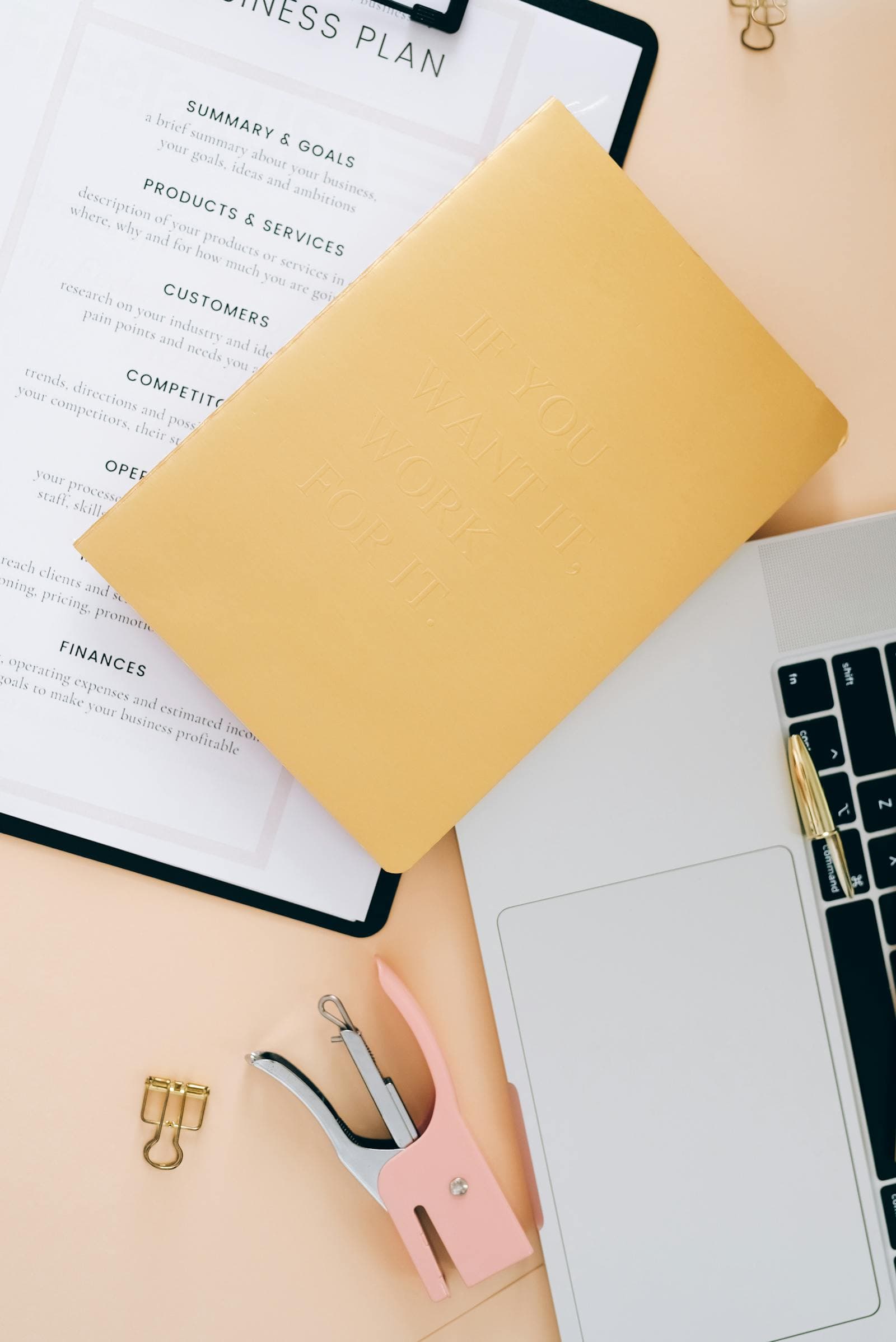 Документы на столе как обложка статьи про автоматизацию работы с документами