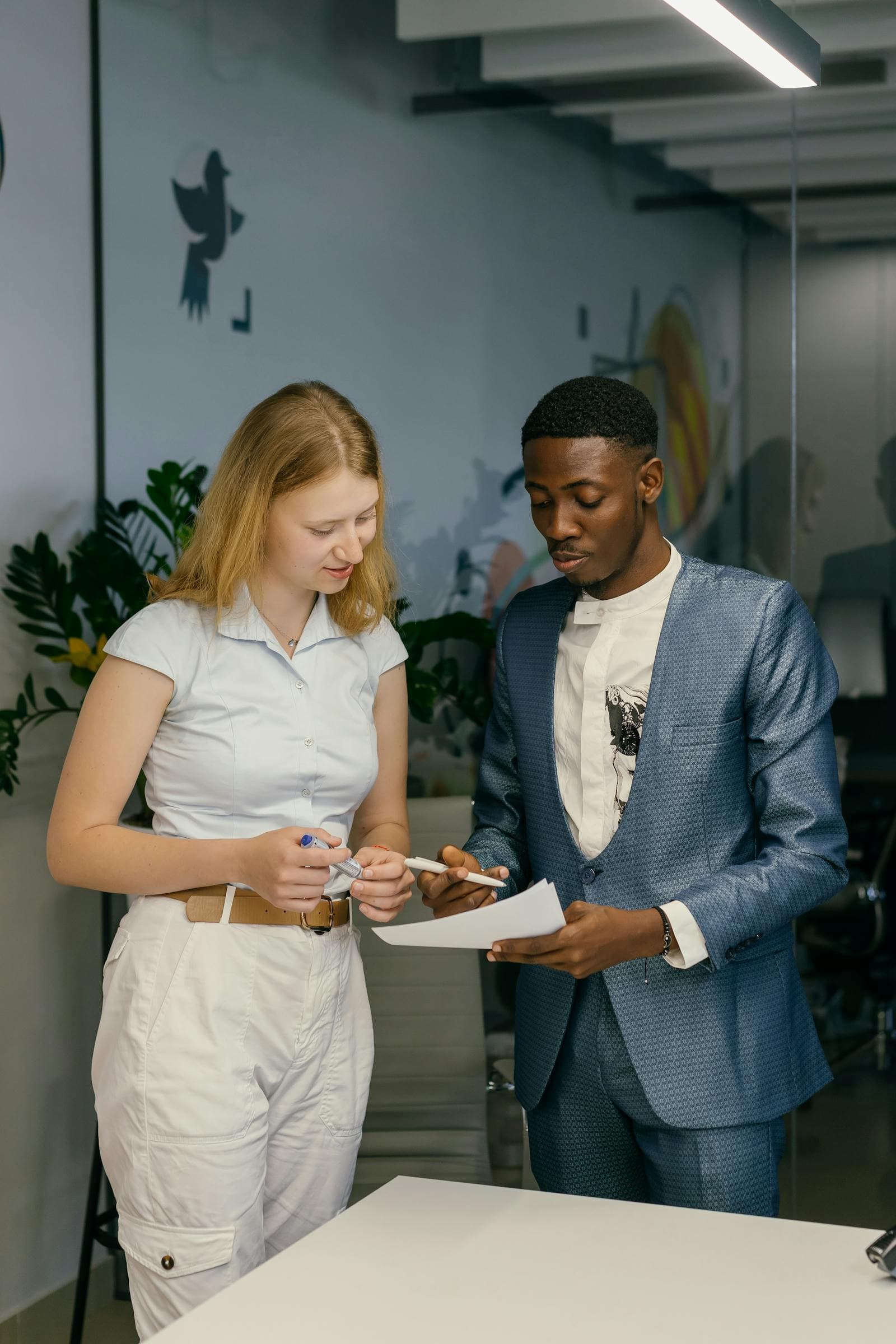 Рабочее место с ноутбуком и документами как обложка кейса по сервису выученных уроков